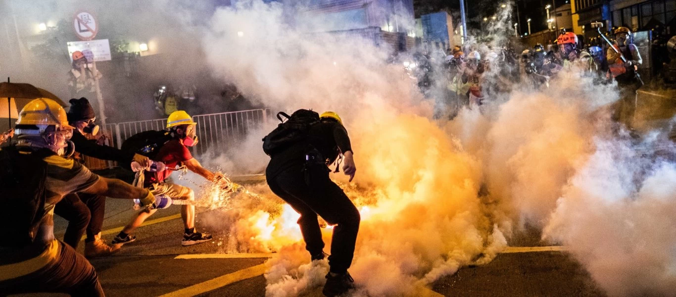 Το Πεκίνο αντιμέτωπο πάλι με τον «εφιάλτη» του Χονγκ Κονγκ: Οι πρώτες μεγάλες διαδηλώσεις μετά τον κορωνοϊό